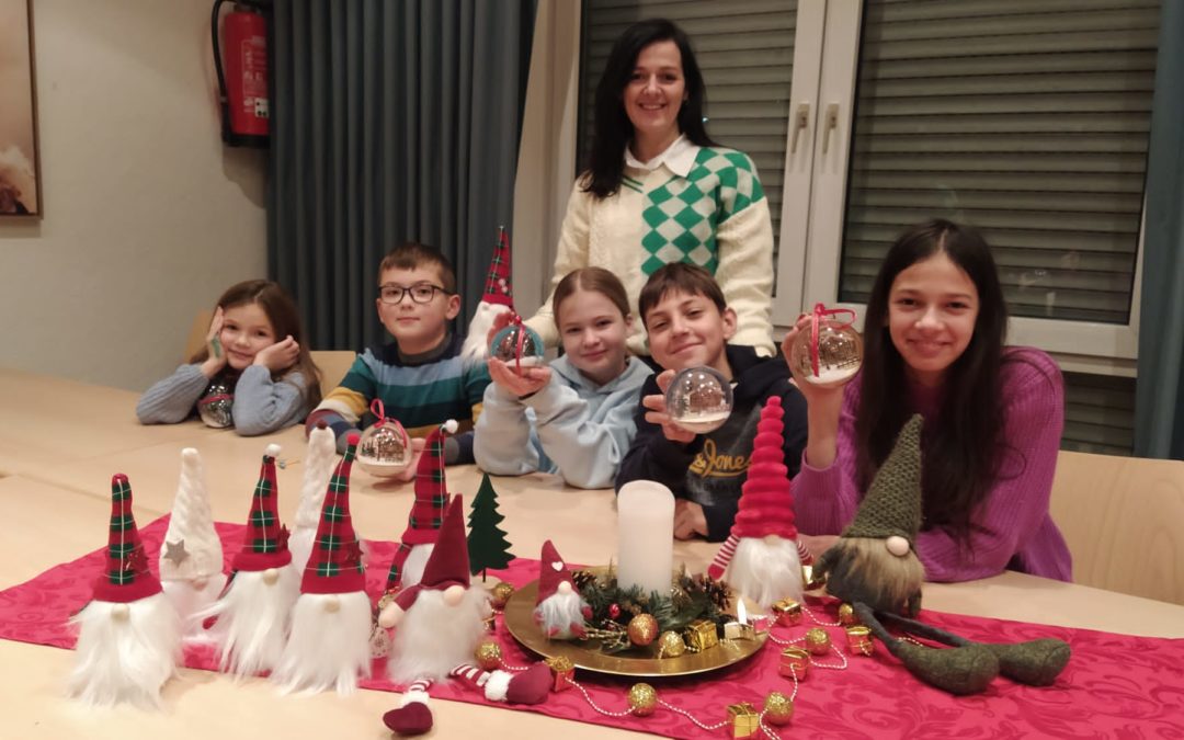 Der Kurs: „Kreative Begegnungen für Kinder und Eltern“ ist für dieses Jahr beendet – mit wunderschönen selbstgebastelten Weihnachtsgeschenken