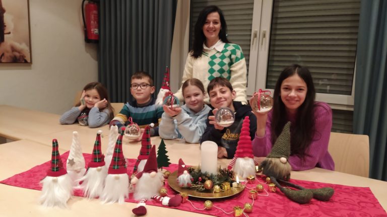 Der Kurs: „Kreative Begegnungen für Kinder und Eltern“ ist für dieses Jahr beendet – mit wunderschönen selbstgebastelten Weihnachtsgeschenken